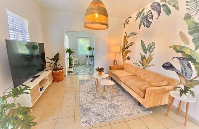 Tropical Charm - Little Havana/Calle Ocho 2
