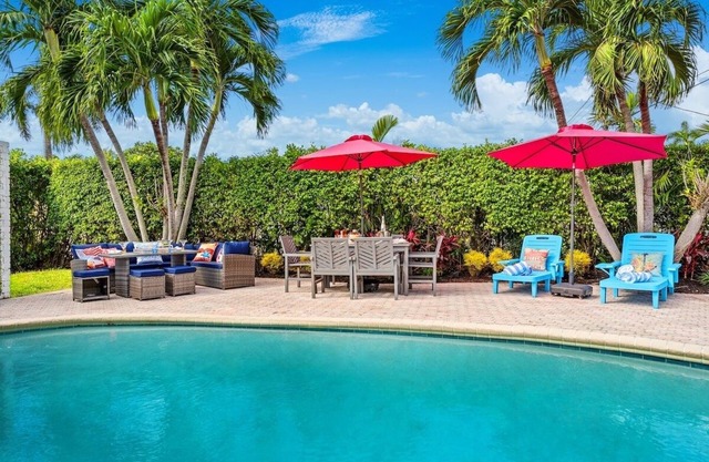 Tropical Chic 4BR Heated Pool Home, 5 min to beach, PAC-MAN, Games