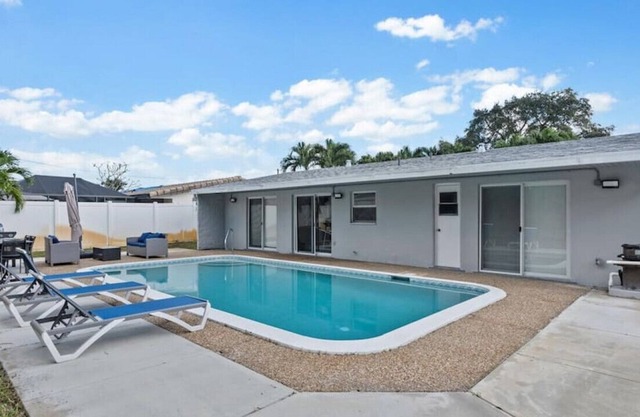 🌴 Tropical Dream 3BR Haven with POOL and Grill 🏡