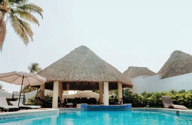 Tropical Exclusive Getaway ! Full A-C Pool Jacuzzy Private Beach Relax & Unwind