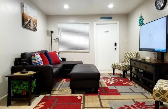 Tropical Garden Getaway - 1 mile from the beach!