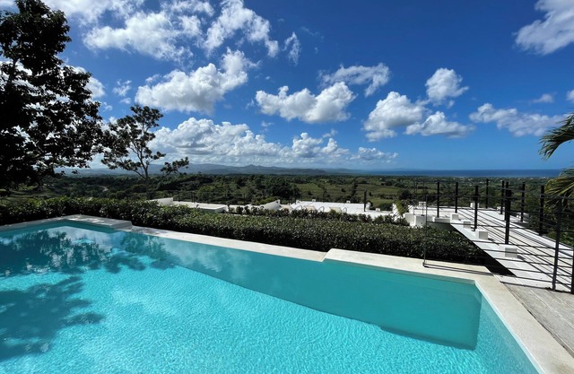 Tropical garden, infinity pool, sea view and breathtaking nature. Starlink.