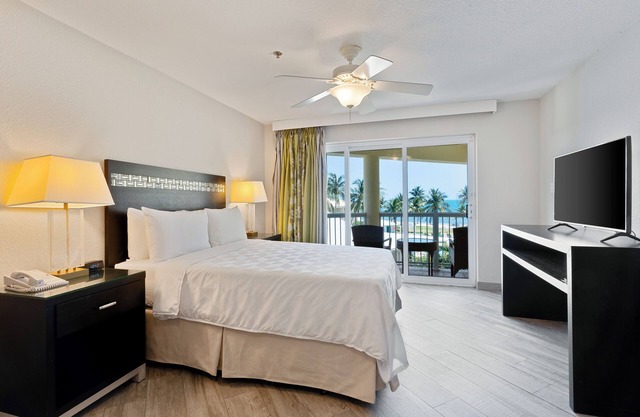 Tropical Getaway, Minutes to George Town, Seven Mile Beach, Beachfront!