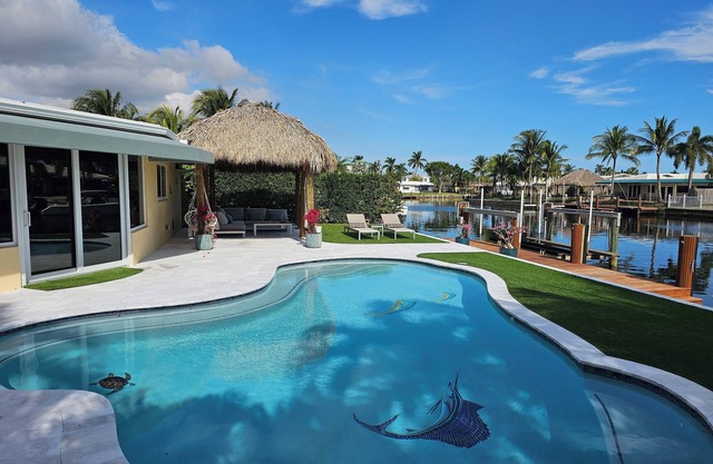 Tropical Luxury Living, waterfront, pool heated, close to the beach