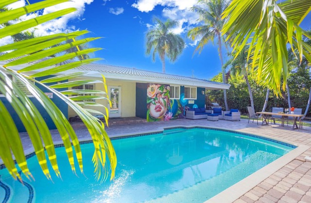 Tropical Oasis Heated saltwater Pool 6min to beach