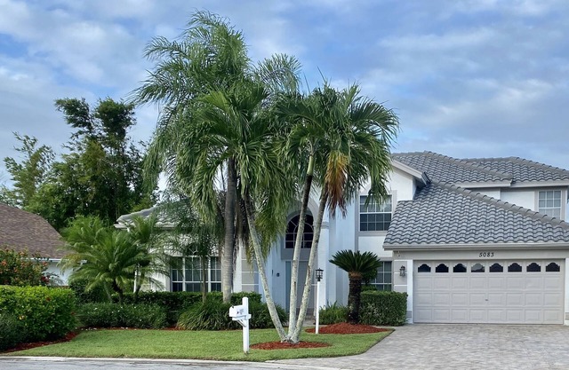 Tropical Paradise on The Lake with Pool 10 minutes from the Beach