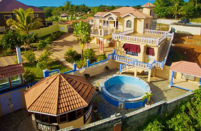 Tropical Resort style Villa w/ pool