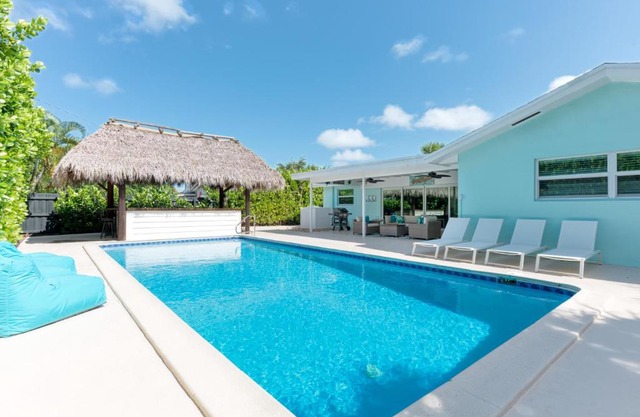 Tropical Villa Pool Home w/Tiki Bar! Sleeps 9!