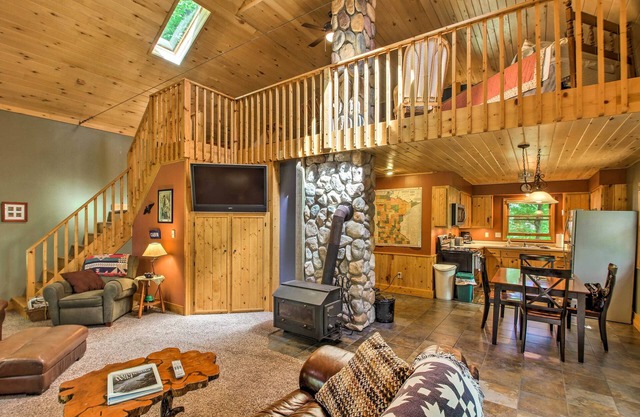 Trout Lake Cabin w/Private Dock, Kayaks & Loft!