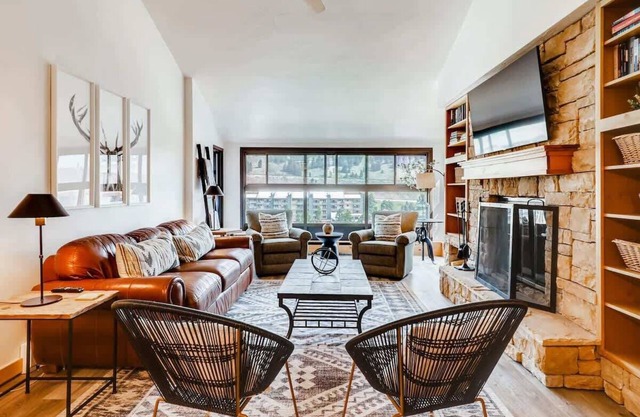 True Ski In/Out Luxury Condo w/fireplace, views