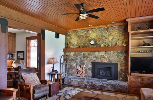 True Ski In/Ski Out at Luxury Chalet-Walk to Village! Ski to and from the door!