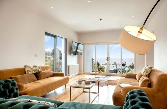 Turnstone - Beach-side House with Terrace Hot Tub & Stunning Views