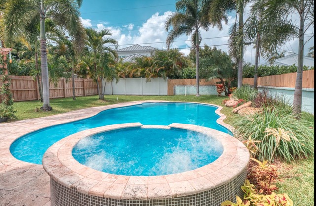 Turtle Cove Hot Tub/Heated Pool in Historic Delray