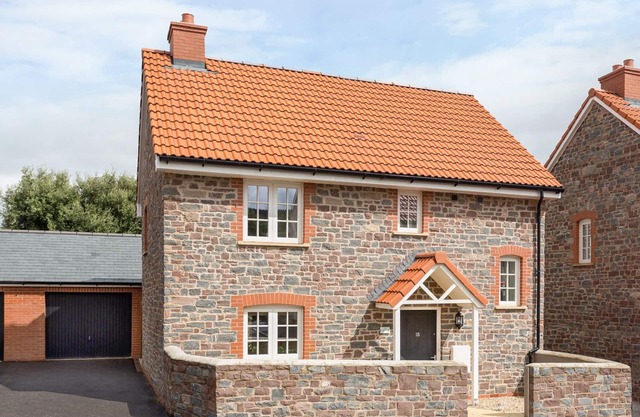 TUS NUA COTTAGE, family friendly, with a garden in Carhampton