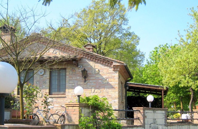 Tuscan Charm: Frassini Cottage