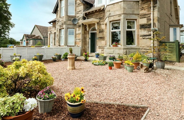 TWEED BANK, pet friendly, country holiday cottage in Lower Largo