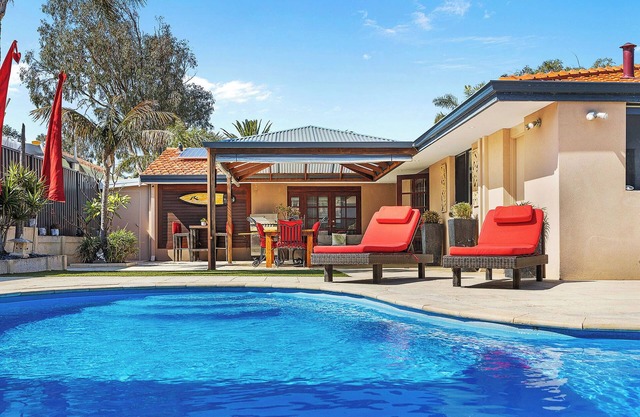 Twin Palms: 4BRM Coastal Retreat with Pool & BBQ.
