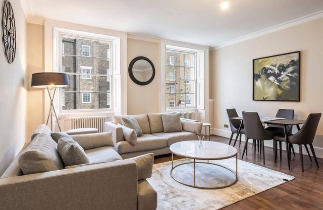 Two Bed Apartment in Belgravia with Balcony