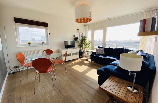 Two bed light & airy flat in central Zone 1, with excellent views over London.
