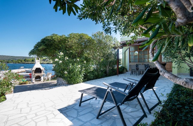 Two bedroom apartment near beach Veli Rat, Dugi otok (A-438-a)