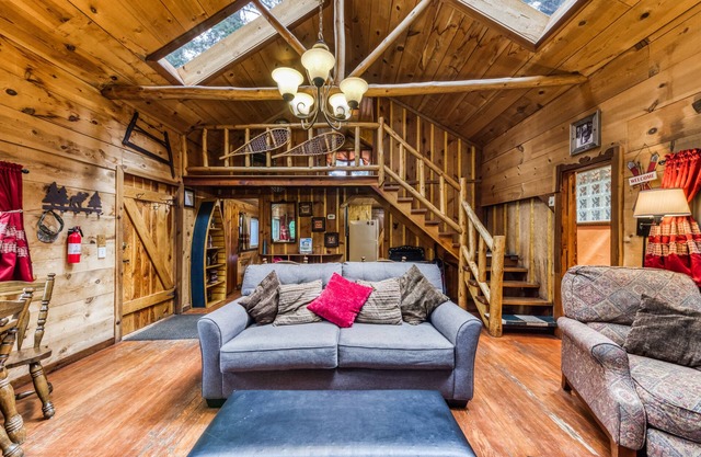 Two Bedroom Cabin Used To Belong to Deborah Winger!