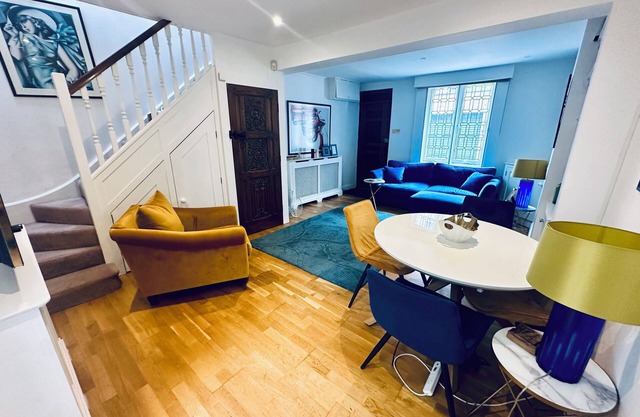 Two bedroom house in centre of Chelsea - home away from home!