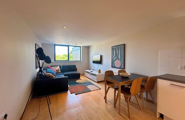 Two Bedroom Two Bathroom Apartment in Wandsworth