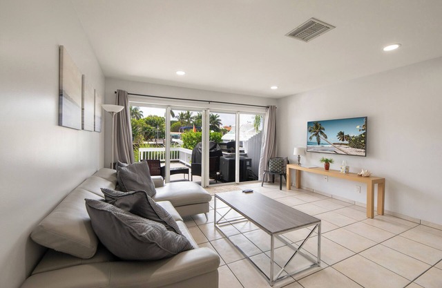 Two Bedrooms townhouse at 1 mile from the beach