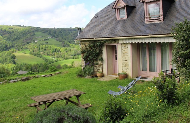 Two independent mountain lodgings (7pers) and meditation workshop.
