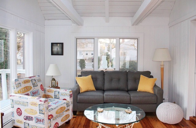 Two Sisters' Cape Escape (Sunroom, Large deck, AC, 1/2 mile to water)