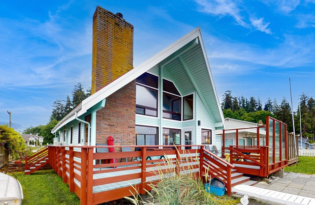 Two story, dog-friendly oceanfront cottage w/deck, private gas grill, wood stove