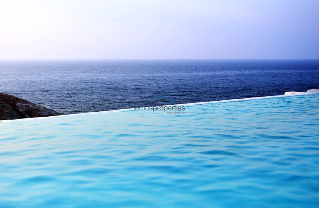 Two villas with swimming pools ideal for families or a large group of friends.