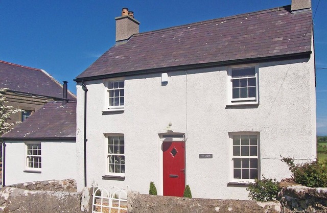 TY CAPEL BRYNTWROG, pet friendly, with open fire in Bryntwrog