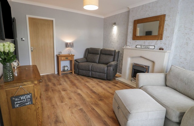 TY CONWY, pet friendly, character holiday cottage in Conwy