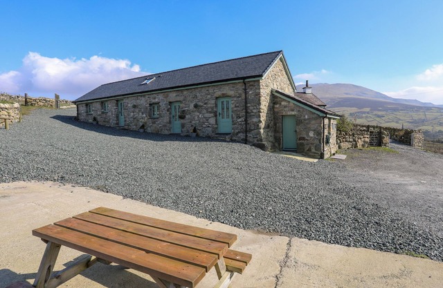 TY DEN, pet friendly, character holiday cottage in Deiniolen