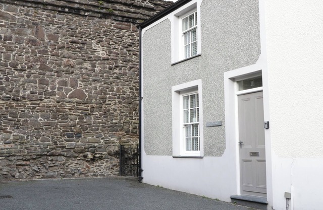 TY POTIWR, with a garden in Conwy