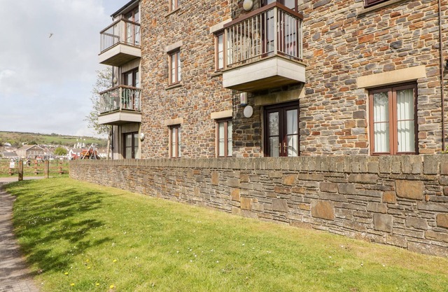 TÝ TYWYN BACH, 4 CHANDLERS YARD, family friendly in Burry Port