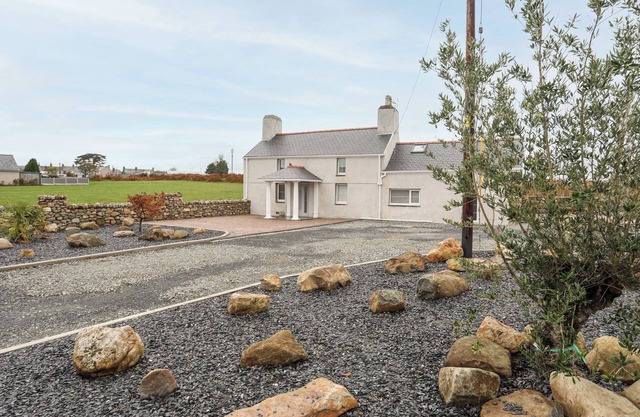 TYN LON - Y FFOR, pet friendly, character holiday cottage in Pwllheli