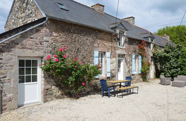 Typical house, sleeps 9, 5 km from sandy beaches, enclosed garden, barbecue