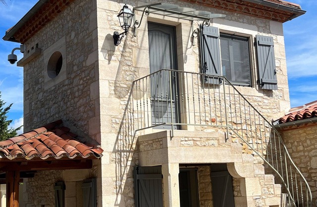 Typical house with dovecote, swimming pool, summer kitchen, close to vineyards