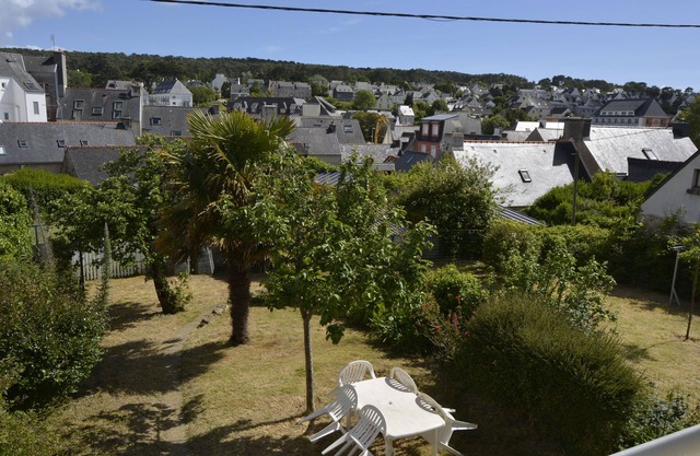 Typical Morgat house 150m from the beach with private garden