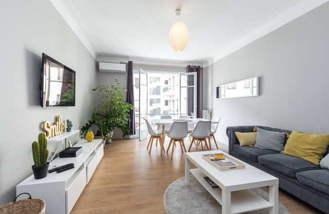 Ultra Central Large 2 Bdr near Massena Square