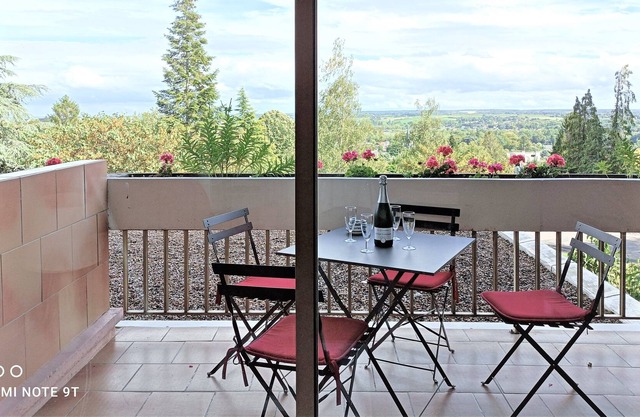 Un Appartement 2 Pièces au Calme Dans une Ville Animée