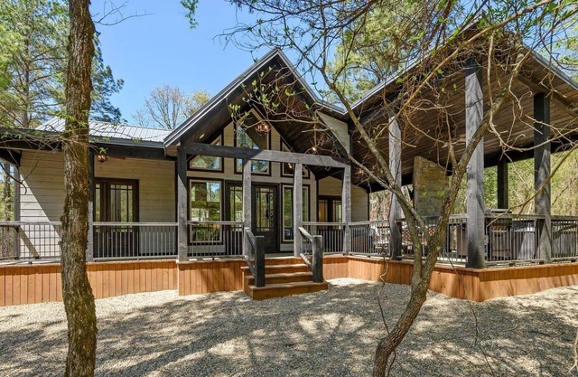 Un-Reel - Walking Distance to Pond, Perfect for 1-2 Couples or a Small Family