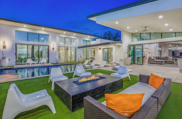 Unbeatable Scottsdale Location, Relaxing Heated Pool and Spa, A Modern Oasis!