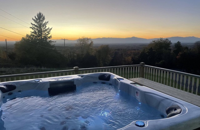 Unbelievable Skyview New with Catskill views, 3 bedrooms with hot tub, 2 hrs nyc