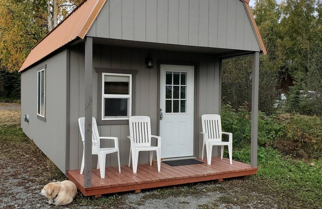 Uncle Salmon cabin with great views, fire pit & bbq