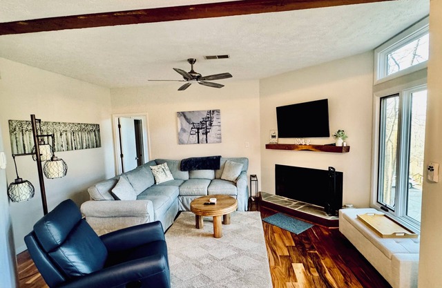 Uncork and Unwind ! Perfect Mountain Retreat at Wintergreen Resort !