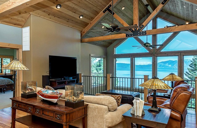 Unforgettable Lake Tahoe cabin with sweeping bay views & EVC