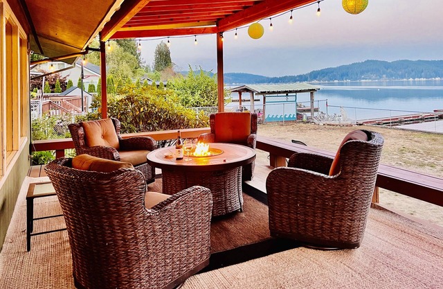 Union waterfront house with 2 king beds, kayaks, Wifi, next to Alderbrook Resort